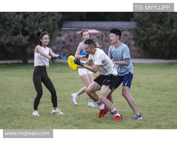 深圳飞盘队比赛经验引发热议球迷对战术与表现的不同看法 深圳飞盘队比赛经验引发热议球迷对战术与表现的不同看法