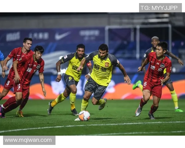 河南建业迎战恒大淘宝争夺中超联赛关键三分的激烈对决