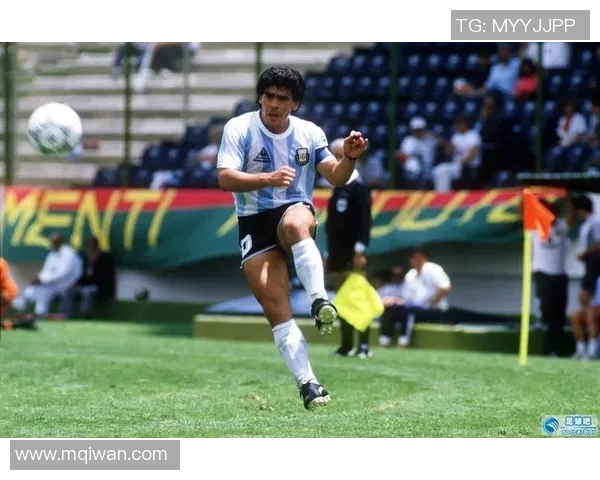 马丁内斯的传奇之路：从青涩球员到足球巨星的成长历程